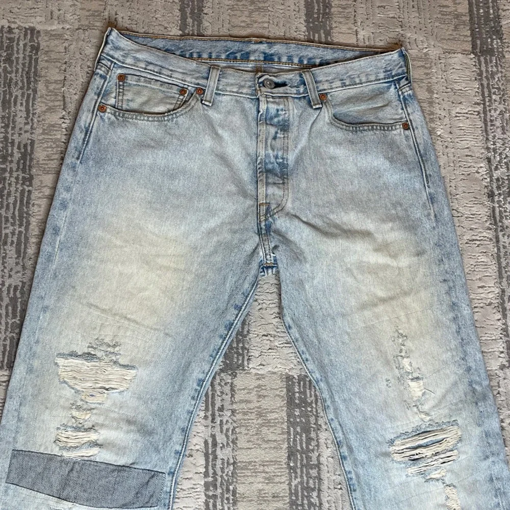 Levi's 501 Jeans‎ Mens W34 L32 Light Wash Distressed Patch Ripped Straight Denim